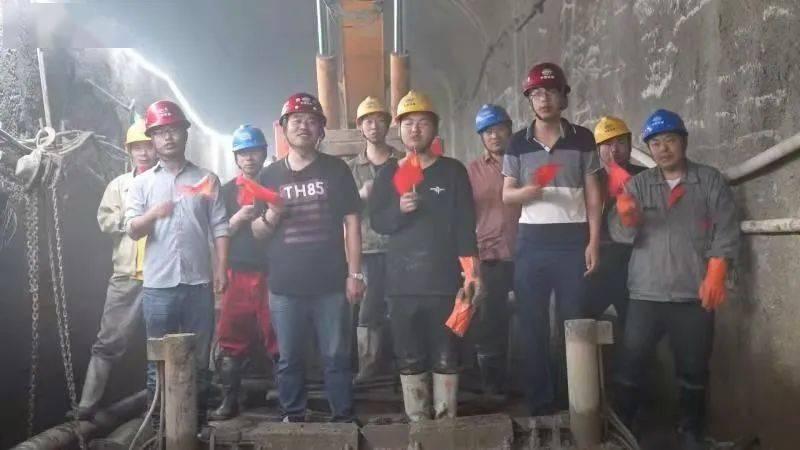 村民家电表起火发生火灾，女子在废墟上嚎啕大哭